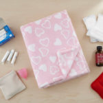 Çəhrayı rəng, ürək detallı ədyal